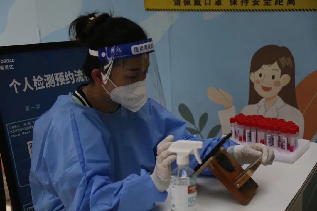 百岁老人带头接种疫苗、“大白”高温坚守岗位……夏日亦城抗疫图景3.jpg