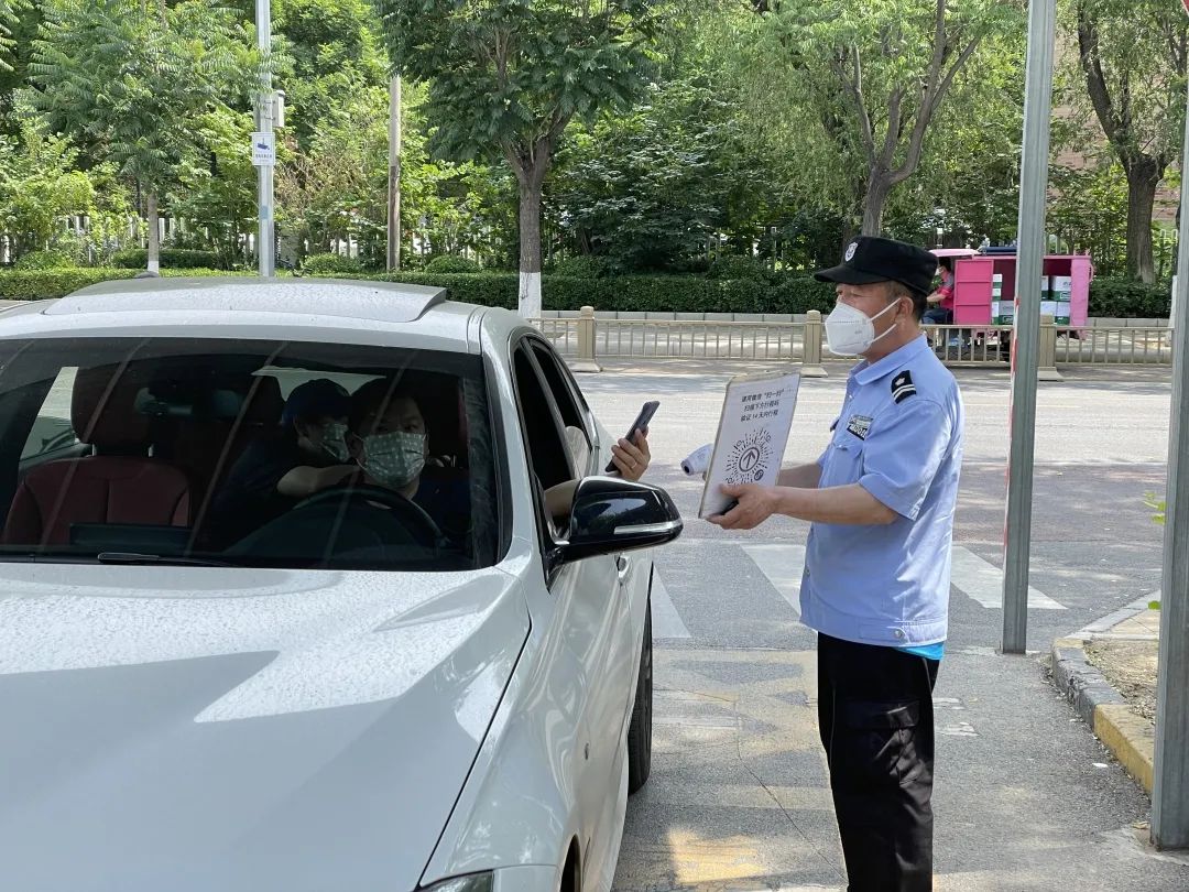 设立存放点，加派志愿者……经开区多措施让居民放心取包裹.jpg