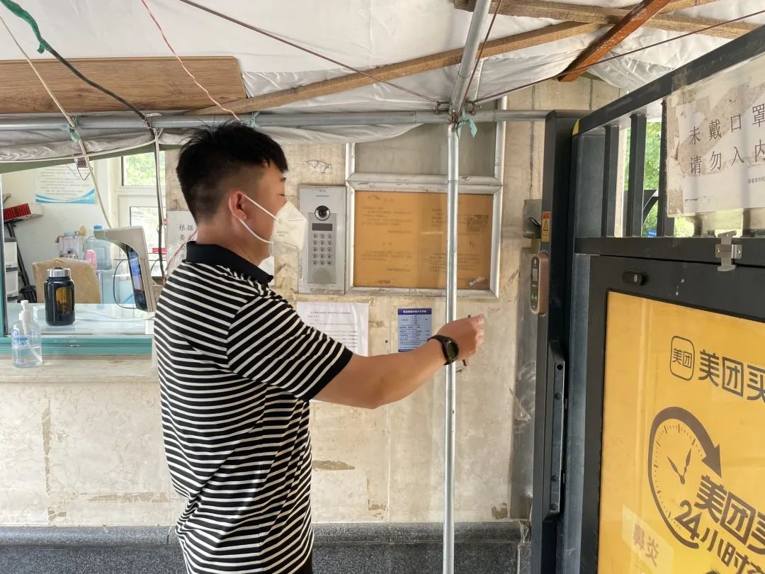 设立存放点，加派志愿者……经开区多措施让居民放心取包裹2.jpg