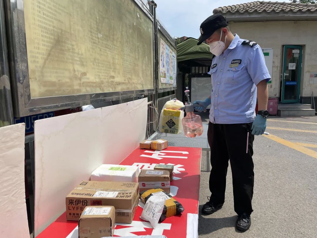 设立存放点，加派志愿者……经开区多措施让居民放心取包裹3.jpg
