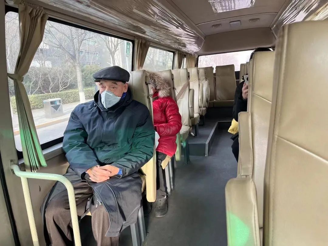专车接送，全程陪护！北京经开区暖心服务老人接种新冠疫苗.jpg