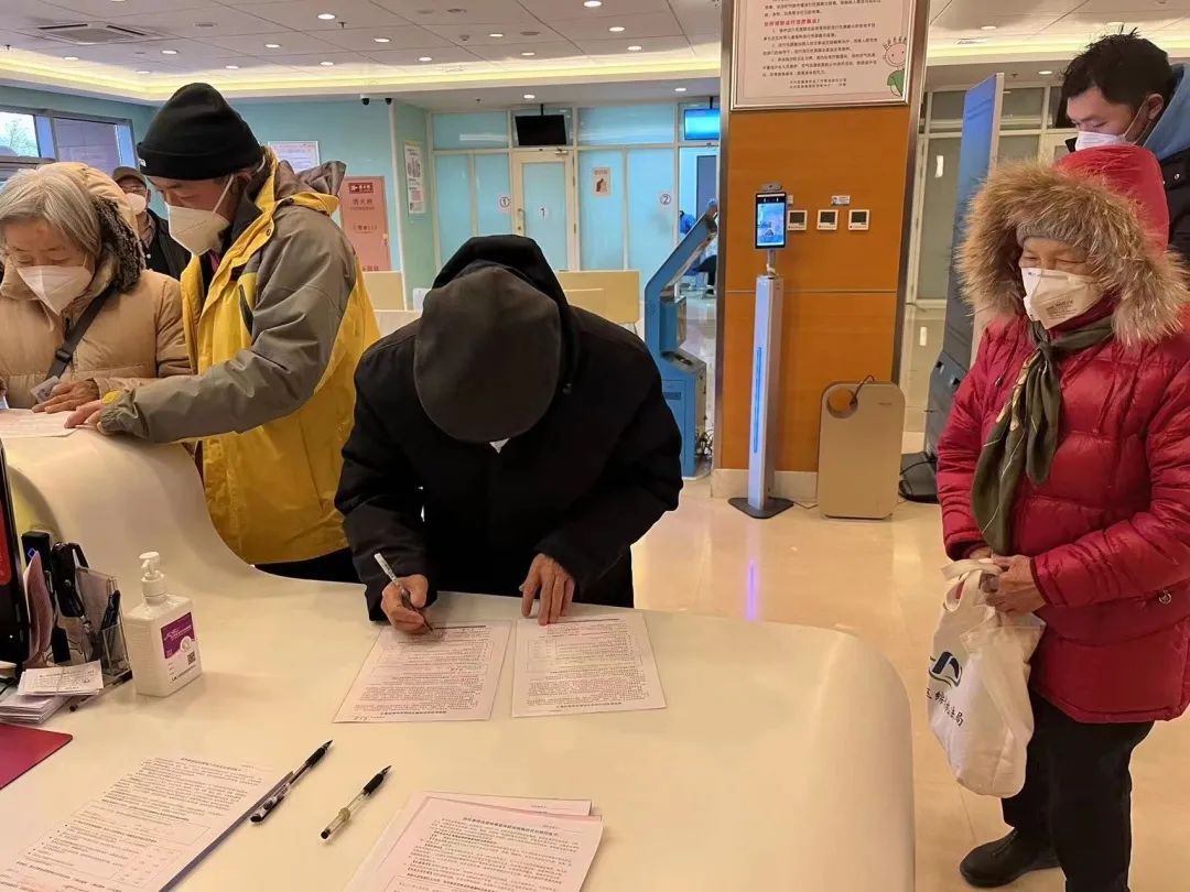 专车接送，全程陪护！北京经开区暖心服务老人接种新冠疫苗2.jpg