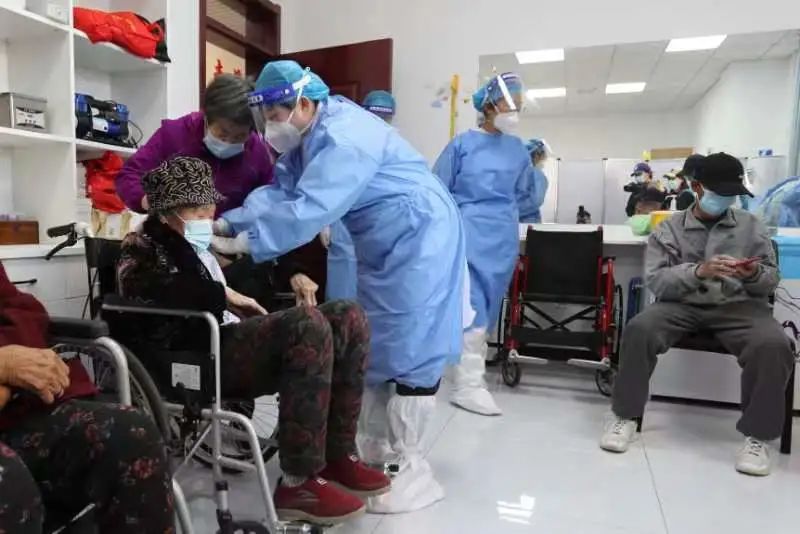 赞!亦城110岁老党员在家门口“种”疫苗3.jpg 赞!亦城110岁老党员在家门口“种”疫苗3.jpg