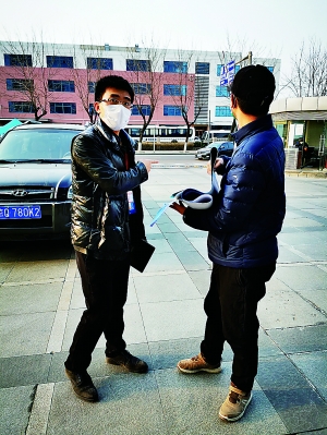 自驾车为园区送帐篷.jpg 自驾车为园区送帐篷.jpg