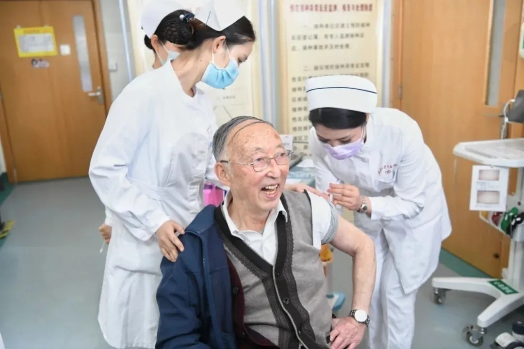 还在犹豫要不要接种新冠疫苗？66！86！96！院士天团为你打样.webp (1).jpg