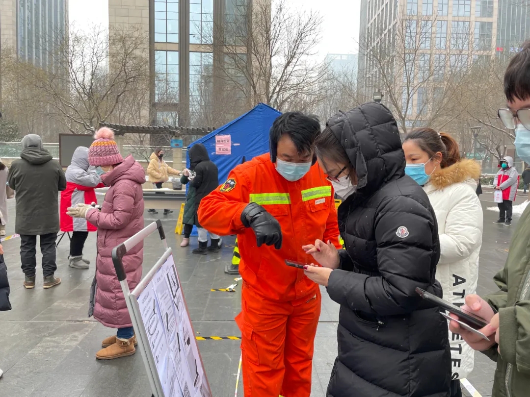 北京经开区争分夺秒筑牢“铜墙铁壁”，让社区厂区疫情防控不留盲区.webp (1).jpg