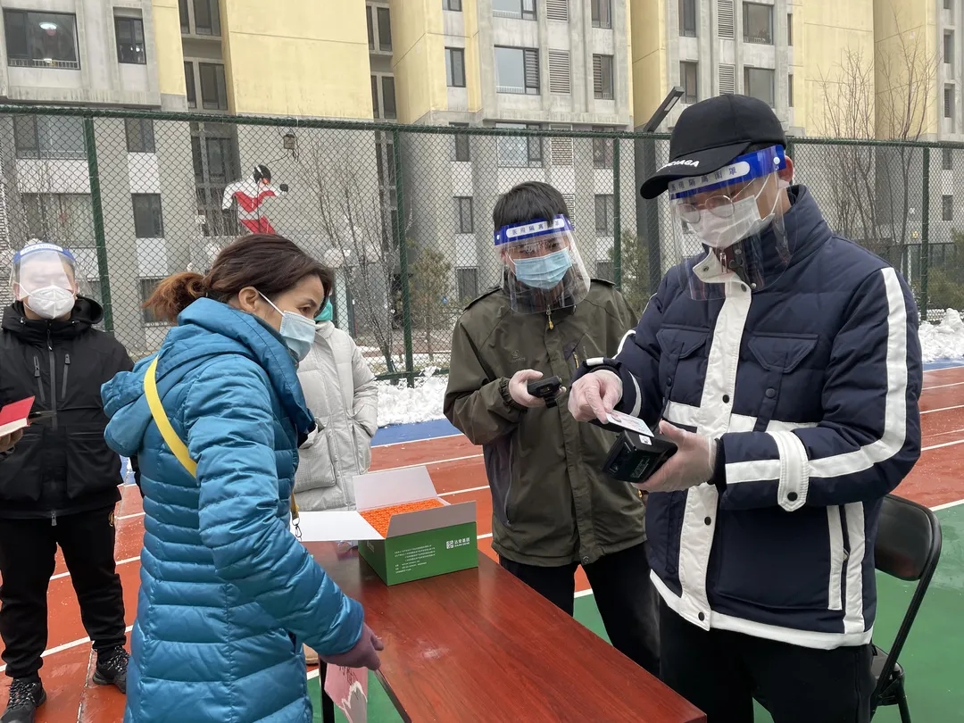 北京经开区争分夺秒筑牢“铜墙铁壁”，让社区厂区疫情防控不留盲区.webp (2).jpg