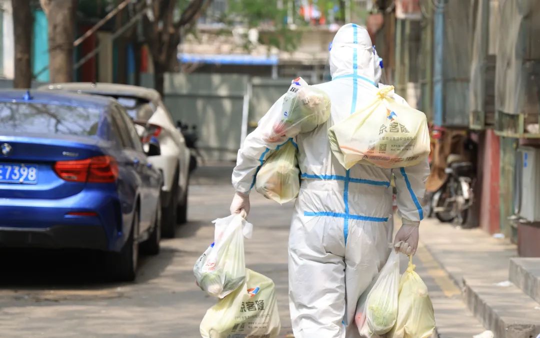 肩挂背扛!封管控小区打通物资运送“最后100米”2.jpg 肩挂背扛!封管控小区打通物资运送“最后100米”2.jpg