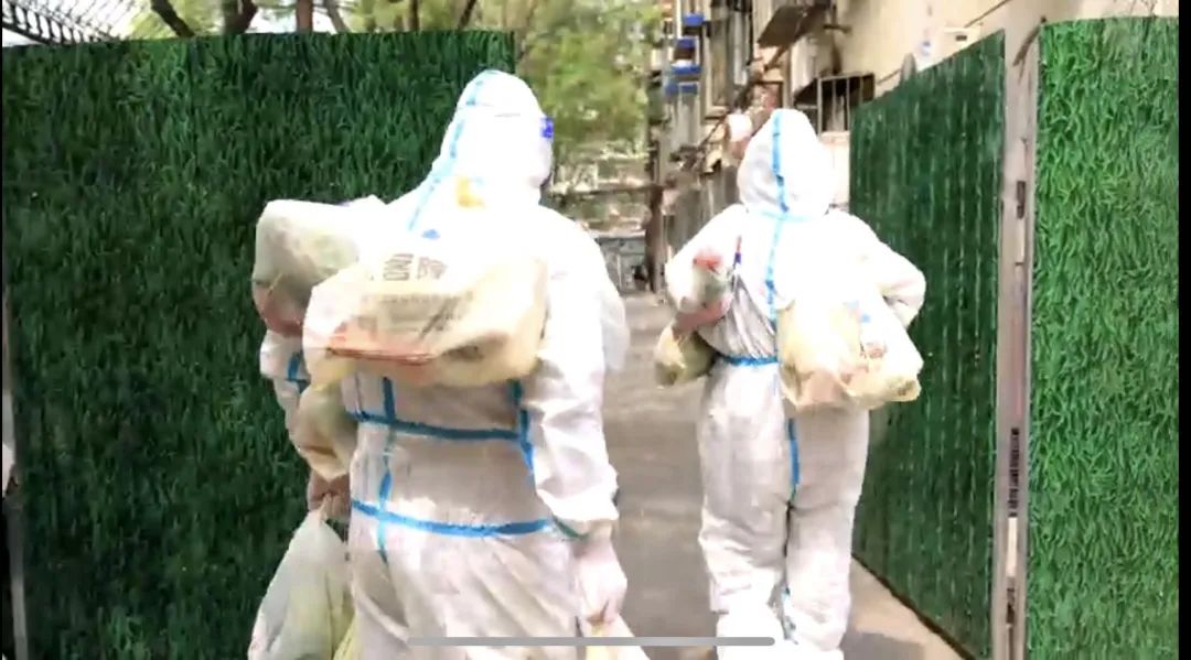 肩挂背扛!封管控小区打通物资运送“最后100米”4.jpg 肩挂背扛!封管控小区打通物资运送“最后100米”4.jpg