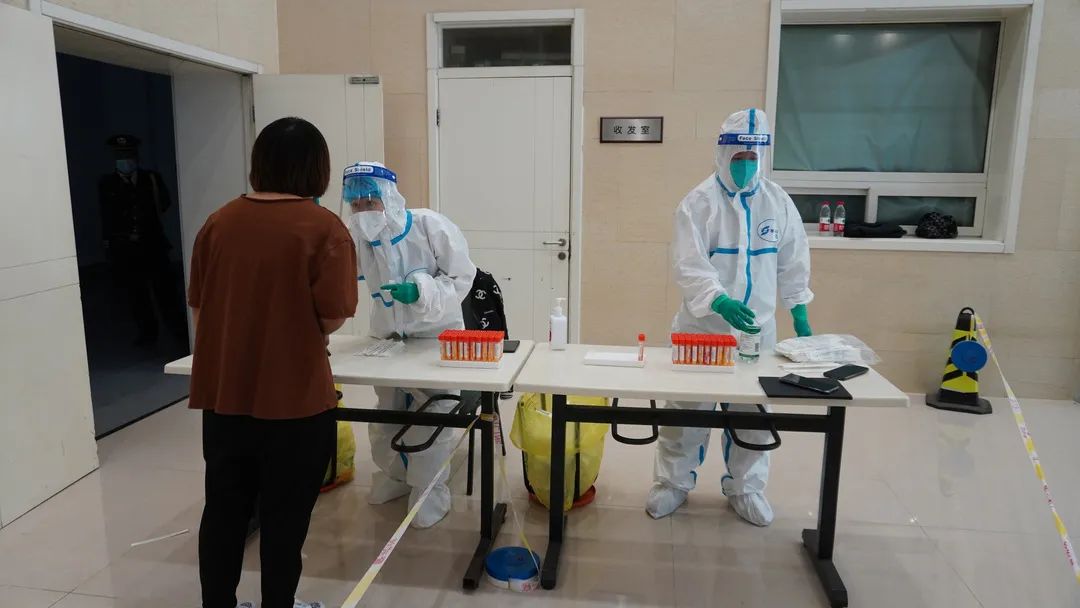 争分夺秒、温暖有序!多图直击北京经开区核酸检测现场6.jpg 争分夺秒、温暖有序!多图直击北京经开区核酸检测现场6.jpg