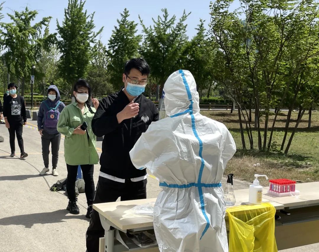 争分夺秒、温暖有序!多图直击北京经开区核酸检测现场11.jpg 争分夺秒、温暖有序!多图直击北京经开区核酸检测现场11.jpg