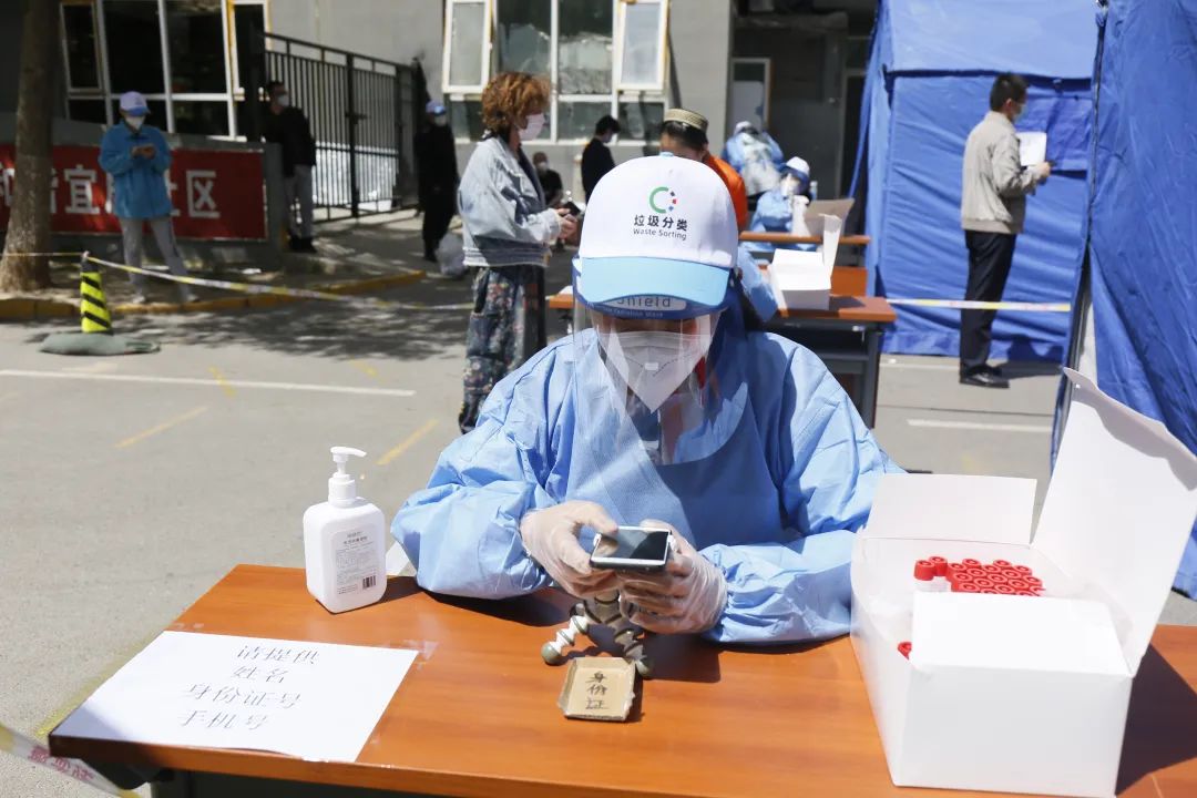 争分夺秒、温暖有序!多图直击北京经开区核酸检测现场12.jpg 争分夺秒、温暖有序!多图直击北京经开区核酸检测现场12.jpg