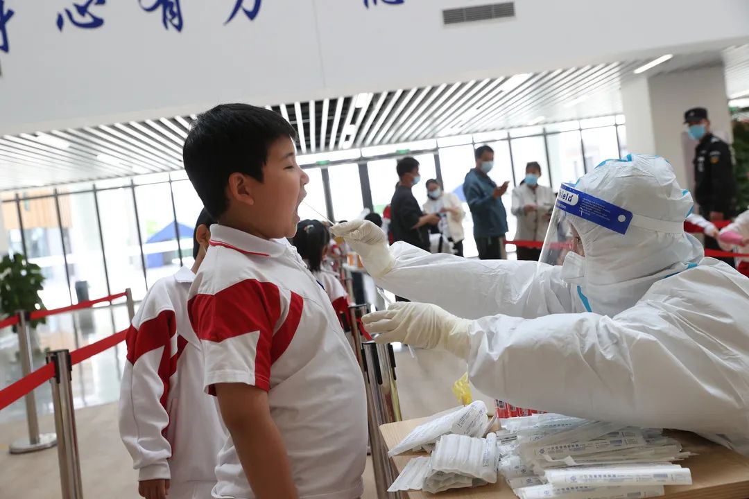 争分夺秒、温暖有序!多图直击北京经开区核酸检测现场15.jpg 争分夺秒、温暖有序!多图直击北京经开区核酸检测现场15.jpg