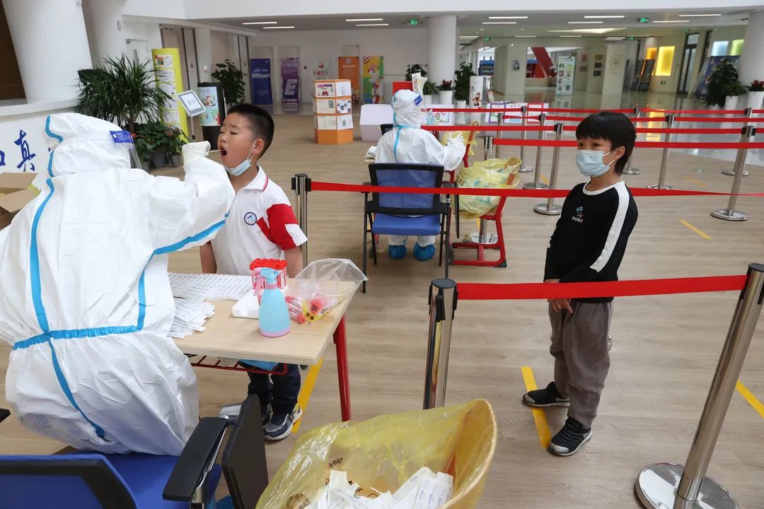 争分夺秒、温暖有序!多图直击北京经开区核酸检测现场16.jpg 争分夺秒、温暖有序!多图直击北京经开区核酸检测现场16.jpg