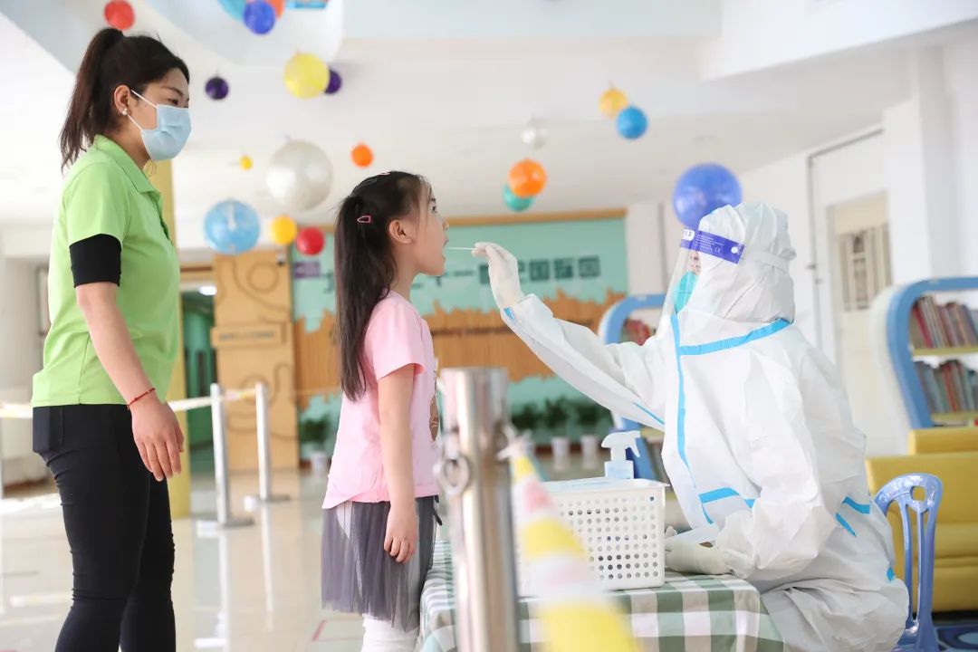 争分夺秒、温暖有序!多图直击北京经开区核酸检测现场17.jpg 争分夺秒、温暖有序!多图直击北京经开区核酸检测现场17.jpg