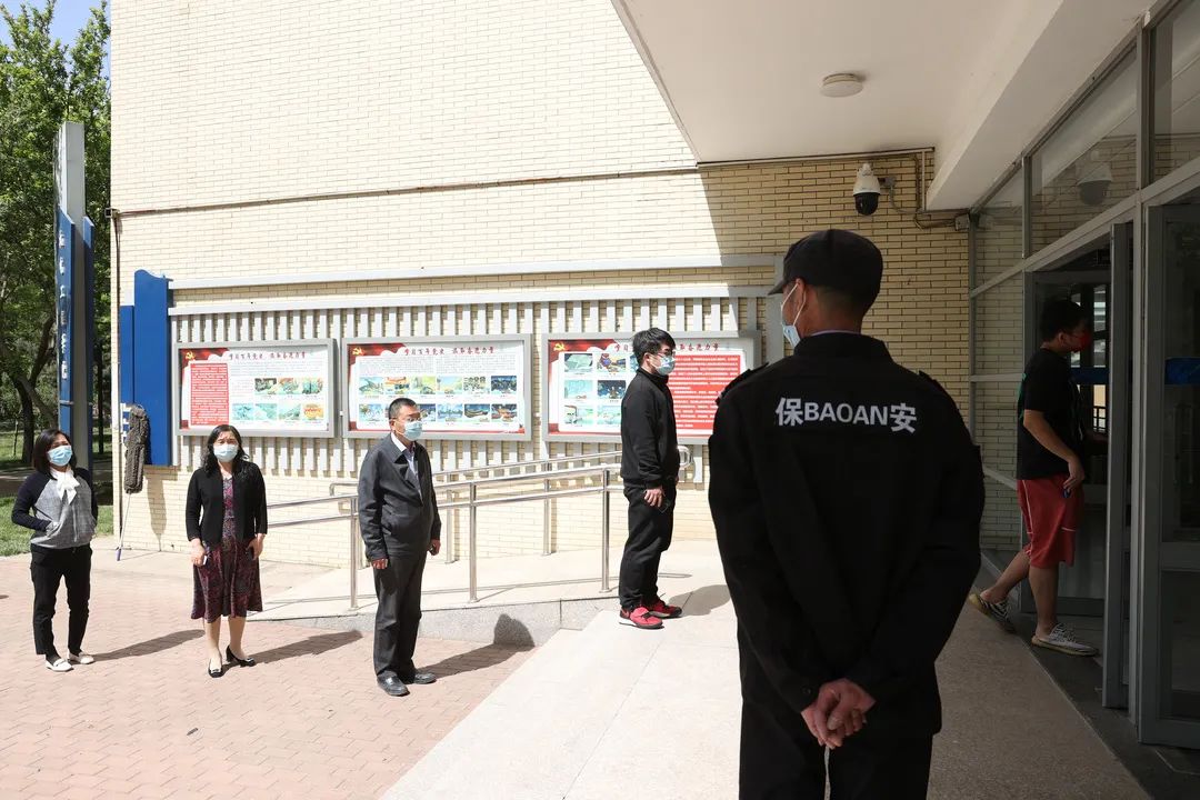 争分夺秒、温暖有序!多图直击北京经开区核酸检测现场18.jpg 争分夺秒、温暖有序!多图直击北京经开区核酸检测现场18.jpg