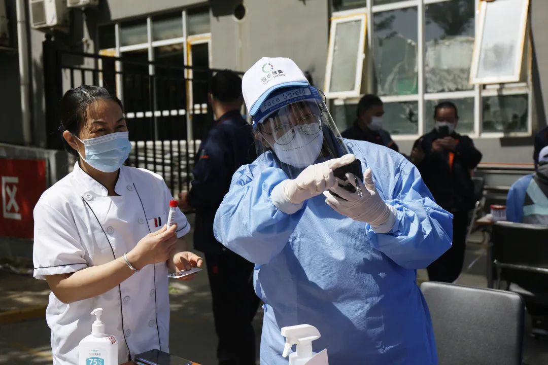 争分夺秒、温暖有序!多图直击北京经开区核酸检测现场22.jpg 争分夺秒、温暖有序!多图直击北京经开区核酸检测现场22.jpg