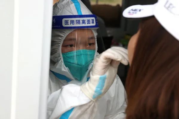 搭凉棚、建空调房……直击高温下的经开区核酸检测点.jpg