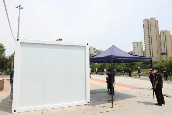 搭凉棚、建空调房……直击高温下的经开区核酸检测点2.jpg