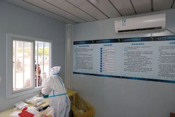 搭凉棚、建空调房……直击高温下的经开区核酸检测点11.jpg