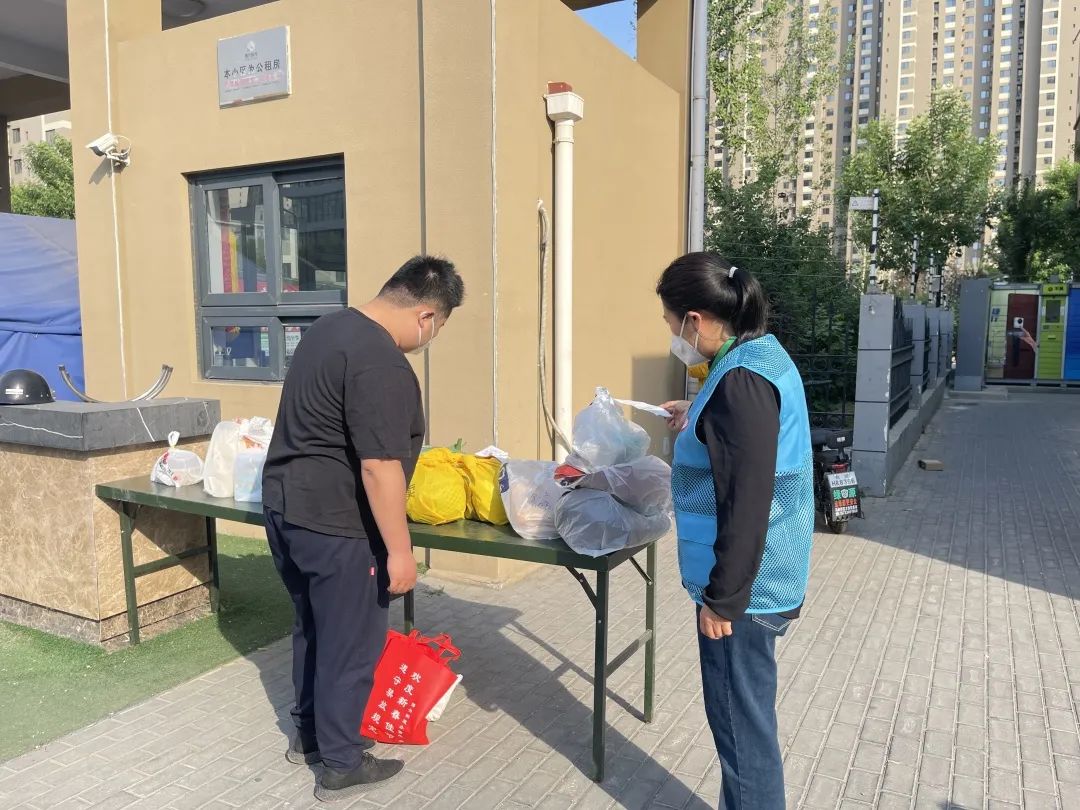 设立存放点，加派志愿者……经开区多措施让居民放心取包裹5.jpg