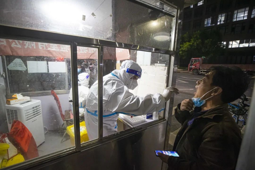 记者探访实验室!揭秘核酸检测报告出炉全过程.jpg 记者探访实验室!揭秘核酸检测报告出炉全过程.jpg