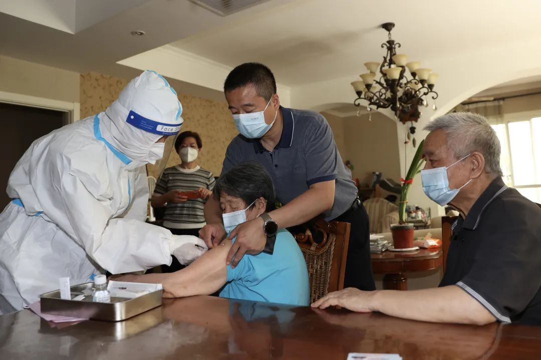 把安心送到家!北京经开区疫苗接种入户服务进行时.jpg 把安心送到家!北京经开区疫苗接种入户服务进行时.jpg
