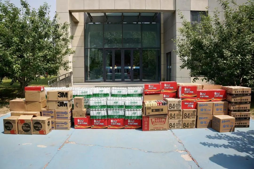 “亦”起守护！一批捐赠生活物资，助力街道战“疫”一线.jpg