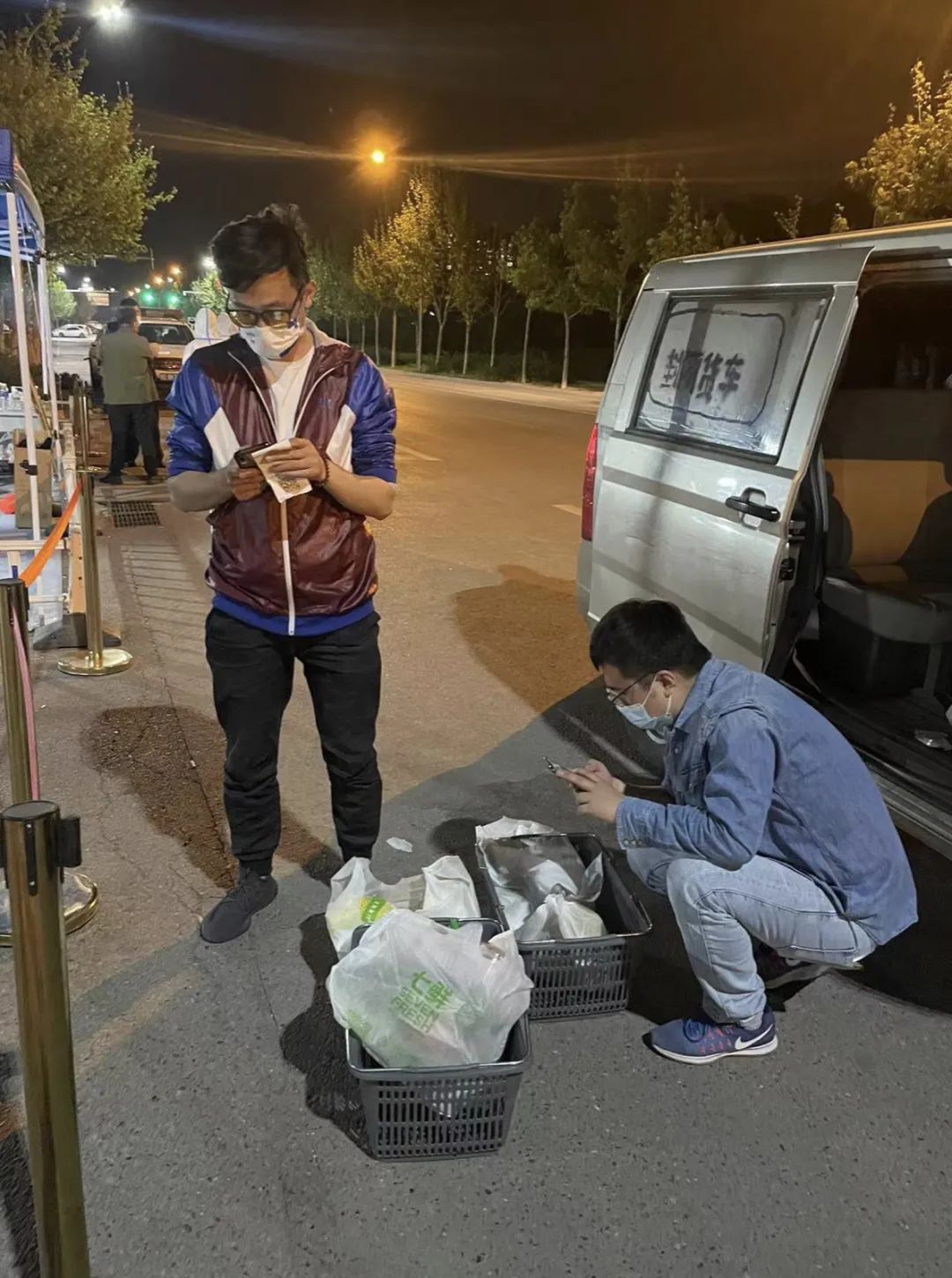 封控区居民:有他们日夜守护,我们的烟火气从未止息2.jpg 封控区居民:有他们日夜守护,我们的烟火气从未止息2.jpg