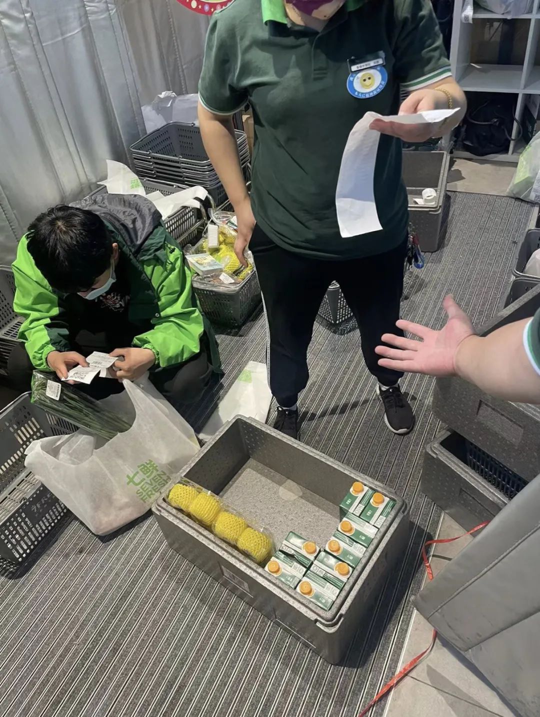 封控区居民:有他们日夜守护,我们的烟火气从未止息3.jpg 封控区居民:有他们日夜守护,我们的烟火气从未止息3.jpg