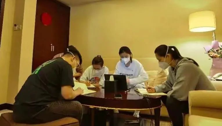 既是监督员又是战斗员!防疫一线的纪检监察力量 2.jpg 既是监督员又是战斗员!防疫一线的纪检监察力量 2.jpg