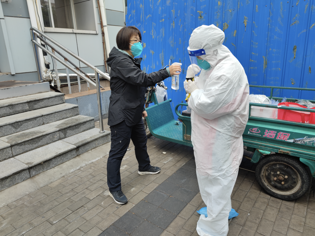 “下雨也不耽误!”防护白、志愿蓝、保安绿汇成温暖守护色.png “下雨也不耽误!”防护白、志愿蓝、保安绿汇成温暖守护色.png