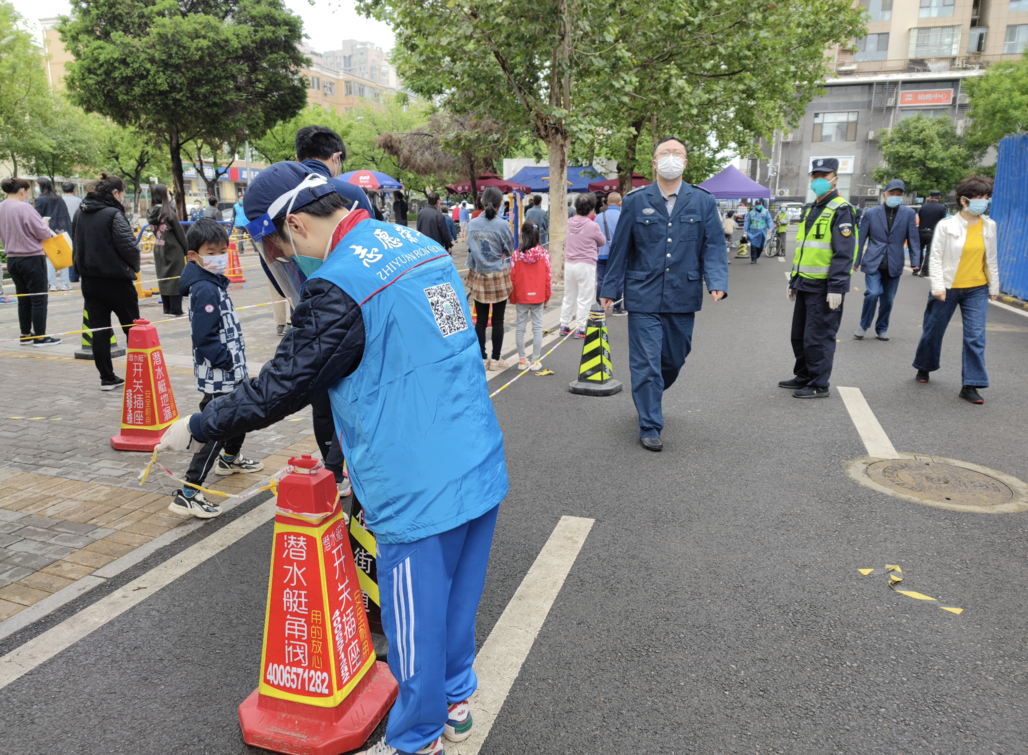“下雨也不耽误!”防护白、志愿蓝、保安绿汇成温暖守护色 4.png
