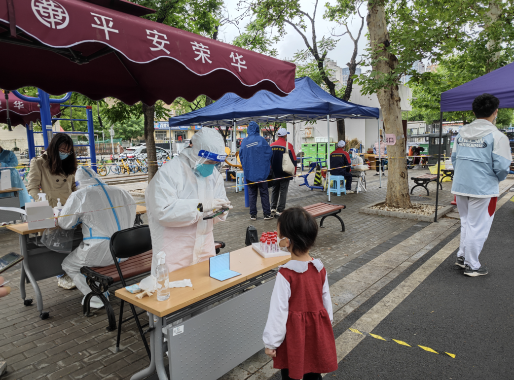 “下雨也不耽误!”防护白、志愿蓝、保安绿汇成温暖守护色 5.png