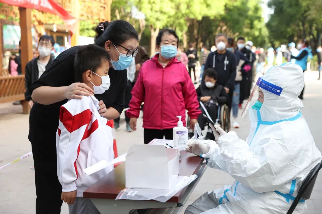 天气不好,秩序很好!北京经开区核酸检测现场“热腾腾儿” 3.jpg