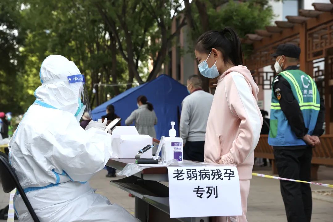 天气不好,秩序很好!北京经开区核酸检测现场“热腾腾儿”.jpg