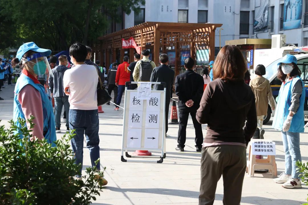 天气不好,秩序很好!北京经开区核酸检测现场“热腾腾儿” 2.jpg
