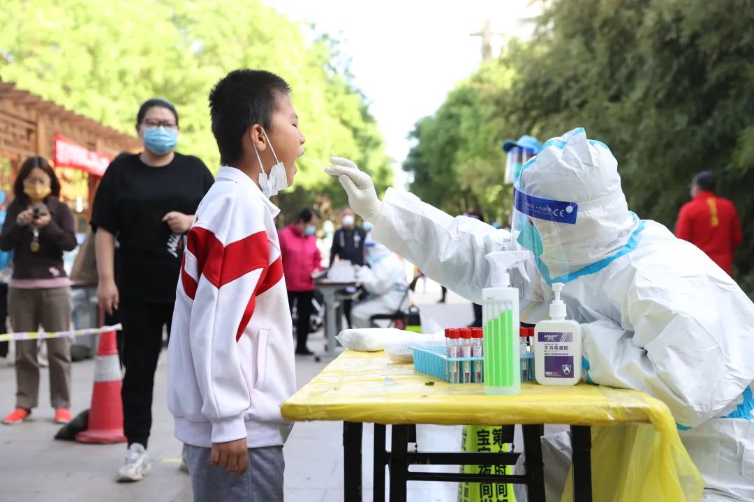 天气不好,秩序很好!北京经开区核酸检测现场“热腾腾儿” 4.jpg