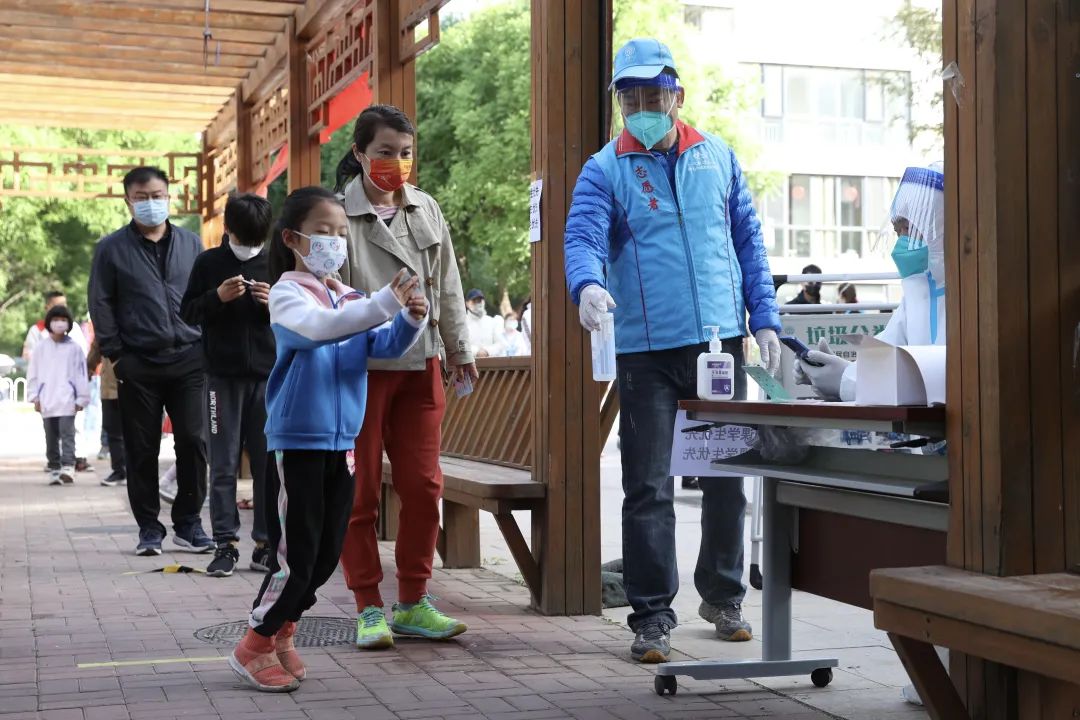 天气不好,秩序很好!北京经开区核酸检测现场“热腾腾儿” 5.jpg 天气不好,秩序很好!北京经开区核酸检测现场“热腾腾儿” 5.jpg