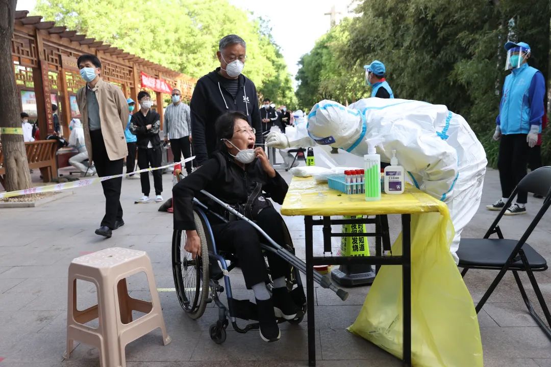 天气不好,秩序很好!北京经开区核酸检测现场“热腾腾儿” 6.jpg 天气不好,秩序很好!北京经开区核酸检测现场“热腾腾儿” 6.jpg