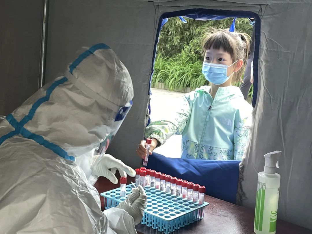 天气不好,秩序很好!北京经开区核酸检测现场“热腾腾儿” 7.jpg 天气不好,秩序很好!北京经开区核酸检测现场“热腾腾儿” 7.jpg