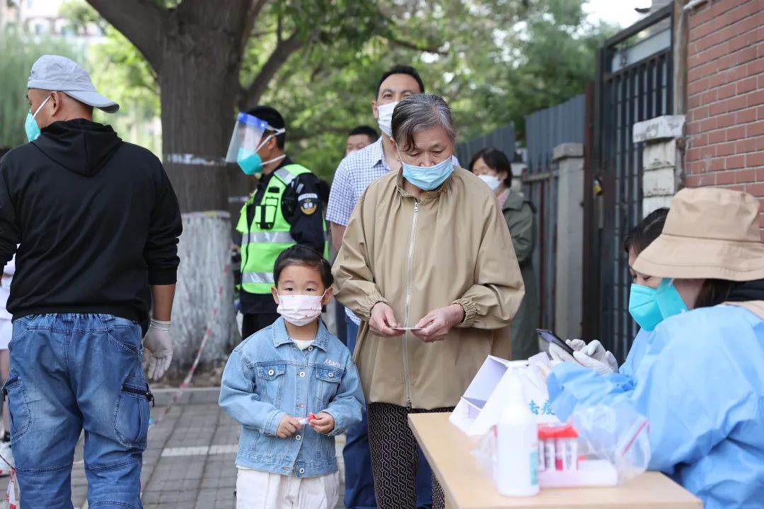 天气不好,秩序很好!北京经开区核酸检测现场“热腾腾儿” 9.jpg