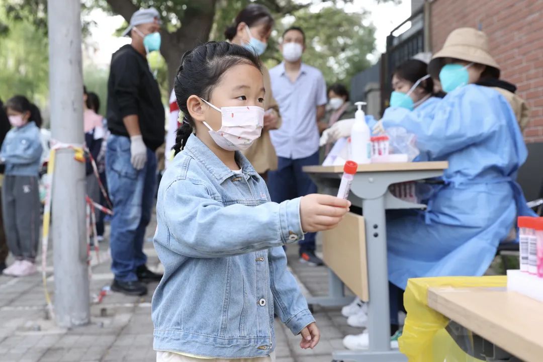 天气不好,秩序很好!北京经开区核酸检测现场“热腾腾儿” 10.jpg