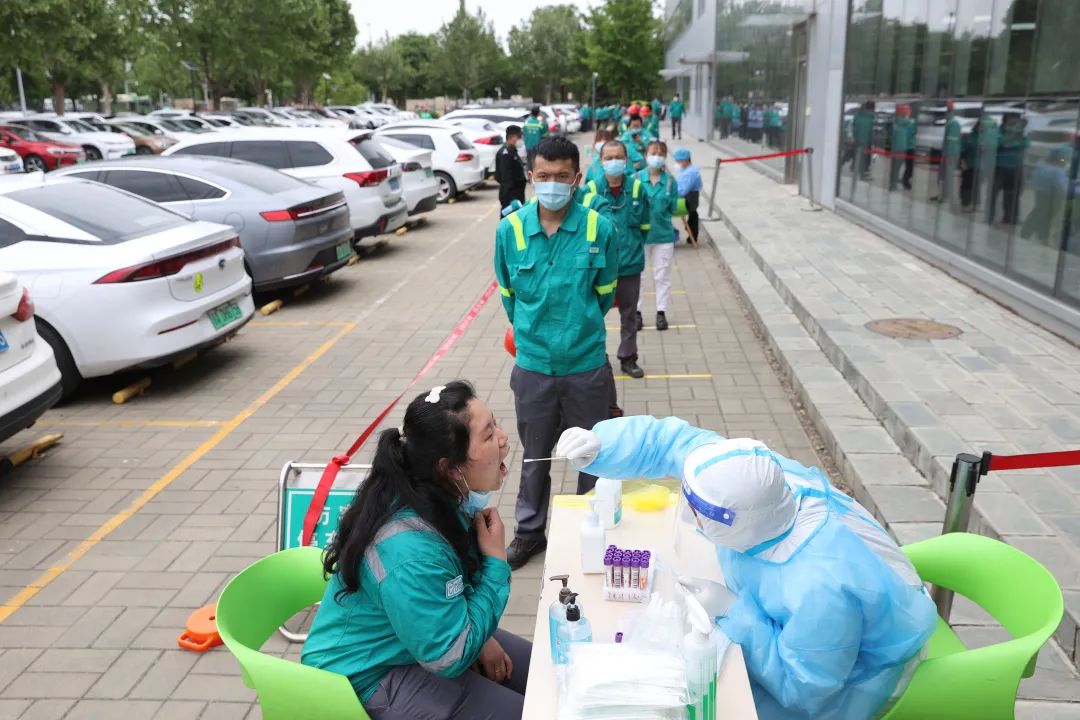 天气不好,秩序很好!北京经开区核酸检测现场“热腾腾儿” 12.jpg