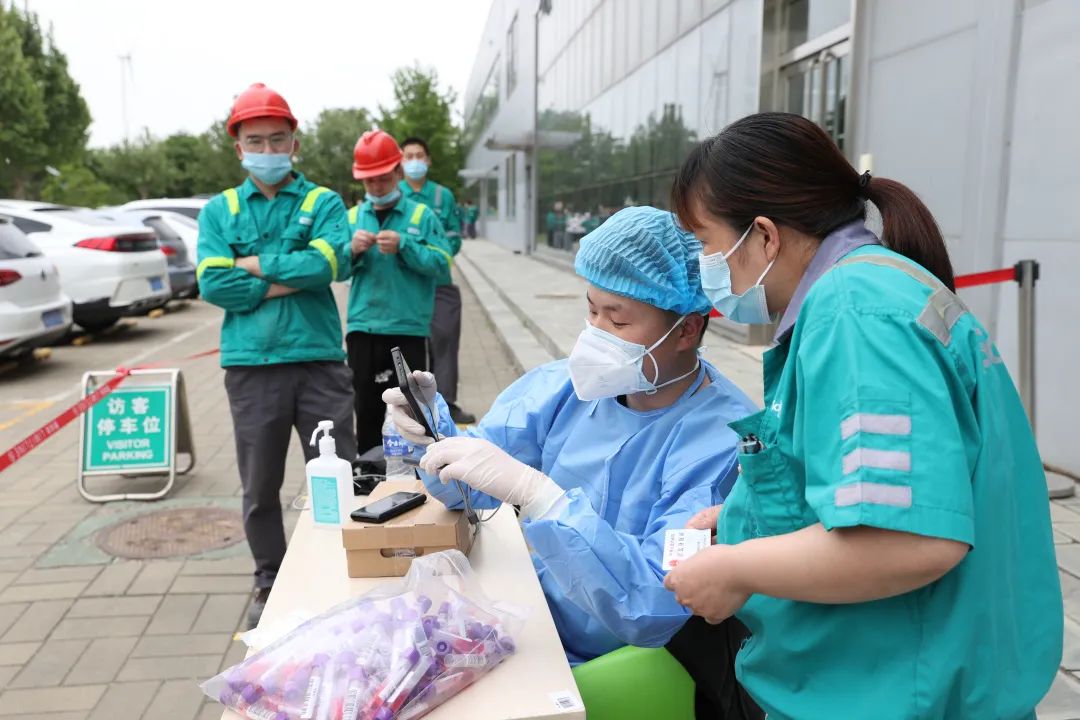 天气不好,秩序很好!北京经开区核酸检测现场“热腾腾儿” 15.jpg 天气不好,秩序很好!北京经开区核酸检测现场“热腾腾儿” 15.jpg