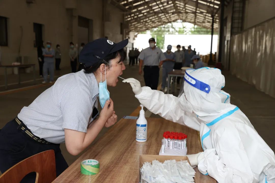 天气不好,秩序很好!北京经开区核酸检测现场“热腾腾儿” 16.jpg