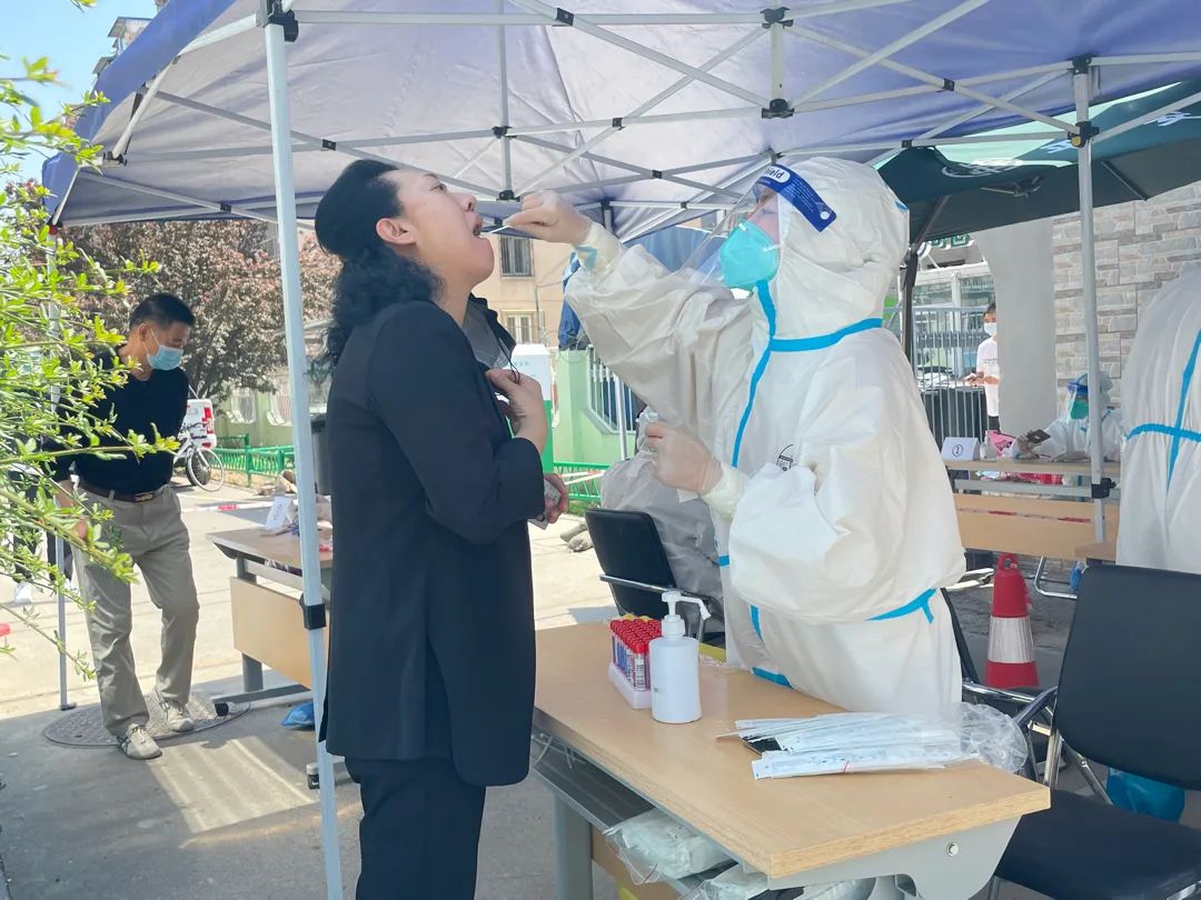 一个都不能少!北京经开区核酸检测现场直击2.jpg