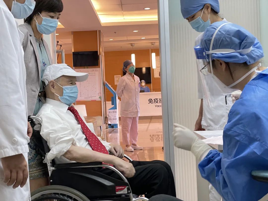 91岁陆道培院士在经开区接种第二针新冠疫苗.jpg 91岁陆道培院士在经开区接种第二针新冠疫苗.jpg