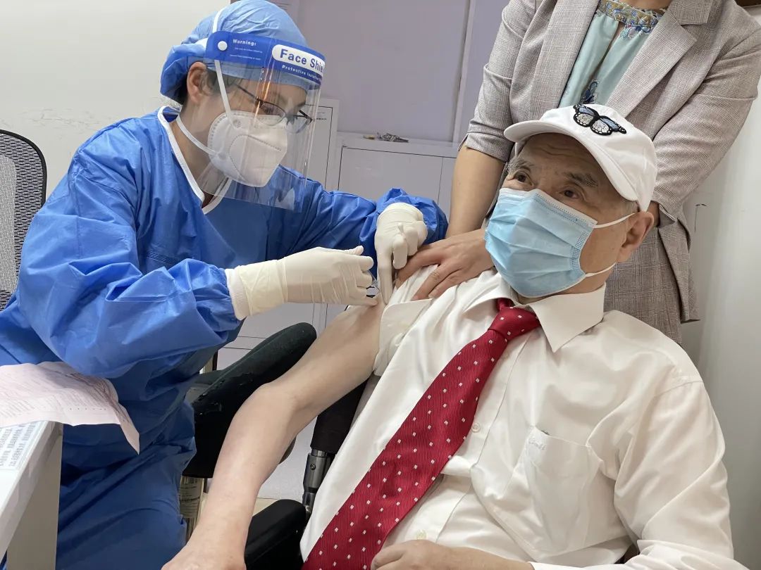 91岁陆道培院士在经开区接种第二针新冠疫苗2.jpg 91岁陆道培院士在经开区接种第二针新冠疫苗2.jpg