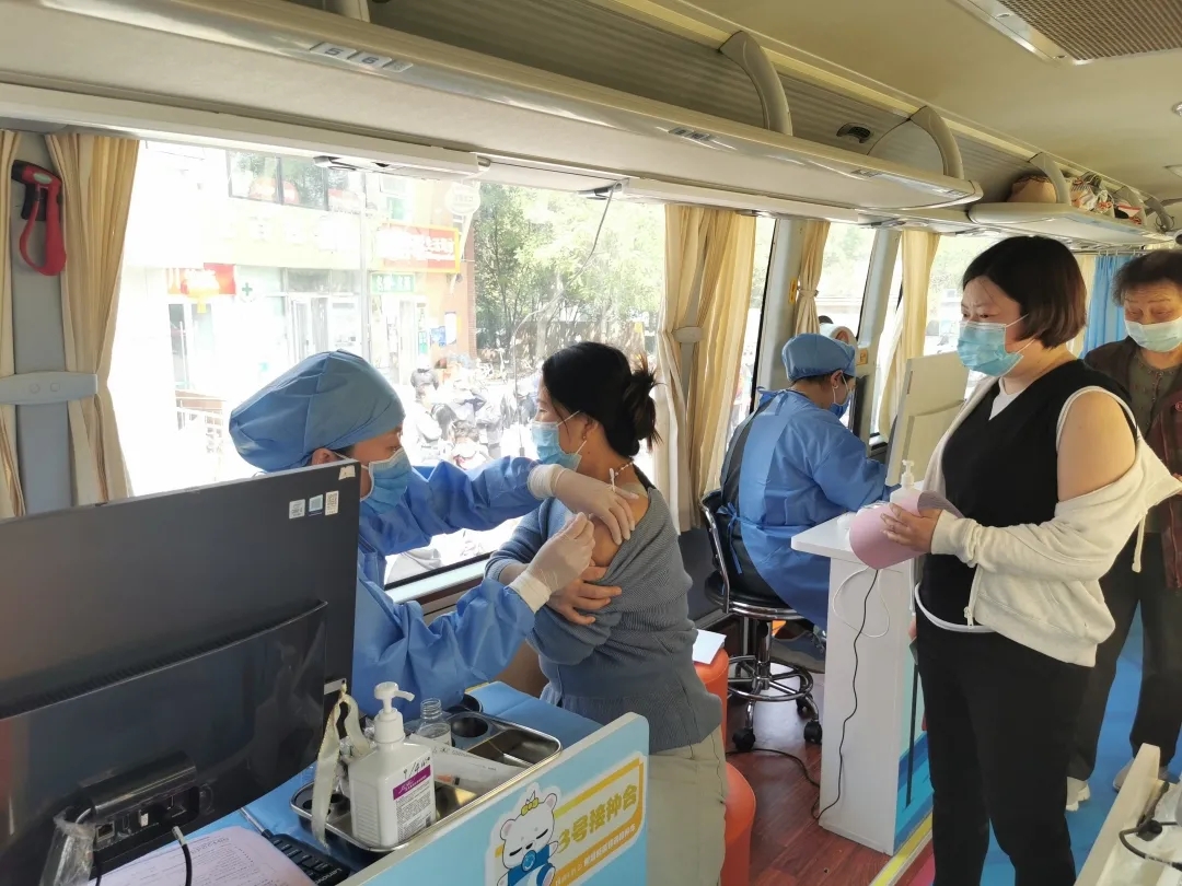 服务“到家”!北京经开区新冠疫苗接种移动巴士开进社区了!.webp (1).jpg 服务“到家”!北京经开区新冠疫苗接种移动巴士开进社区了!.webp (1).jpg